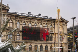 Ateneumin julkisivu. Seinällä banderolli näyttelyyn Gothic Modern – Pimeydestä valoon, 4.10.2024–26.1.2025. Kansainvälinen näyttely esittelee 1800- ja 1900-lukujen modernia taidetta, joka sai vaikutteita eurooppalaisesta keskiajan ja pohjoisen renessanssin taiteesta. Monipuolisen näyttelyn teemoihin kuuluvat kuolema ja rituaalit, mutta myös seksuaalisuus ja valaistuminen.